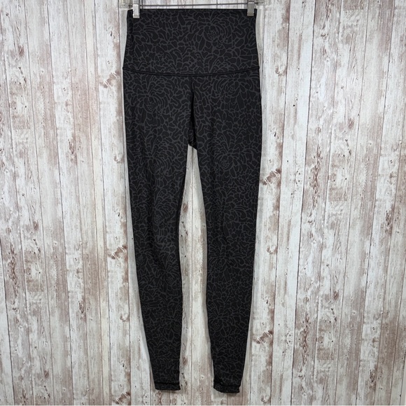 lululemon athletica Pants - Lululemon Wunder Under Leggings sz 6 Full-On Luxtreme Roll Down Petal Camo Black